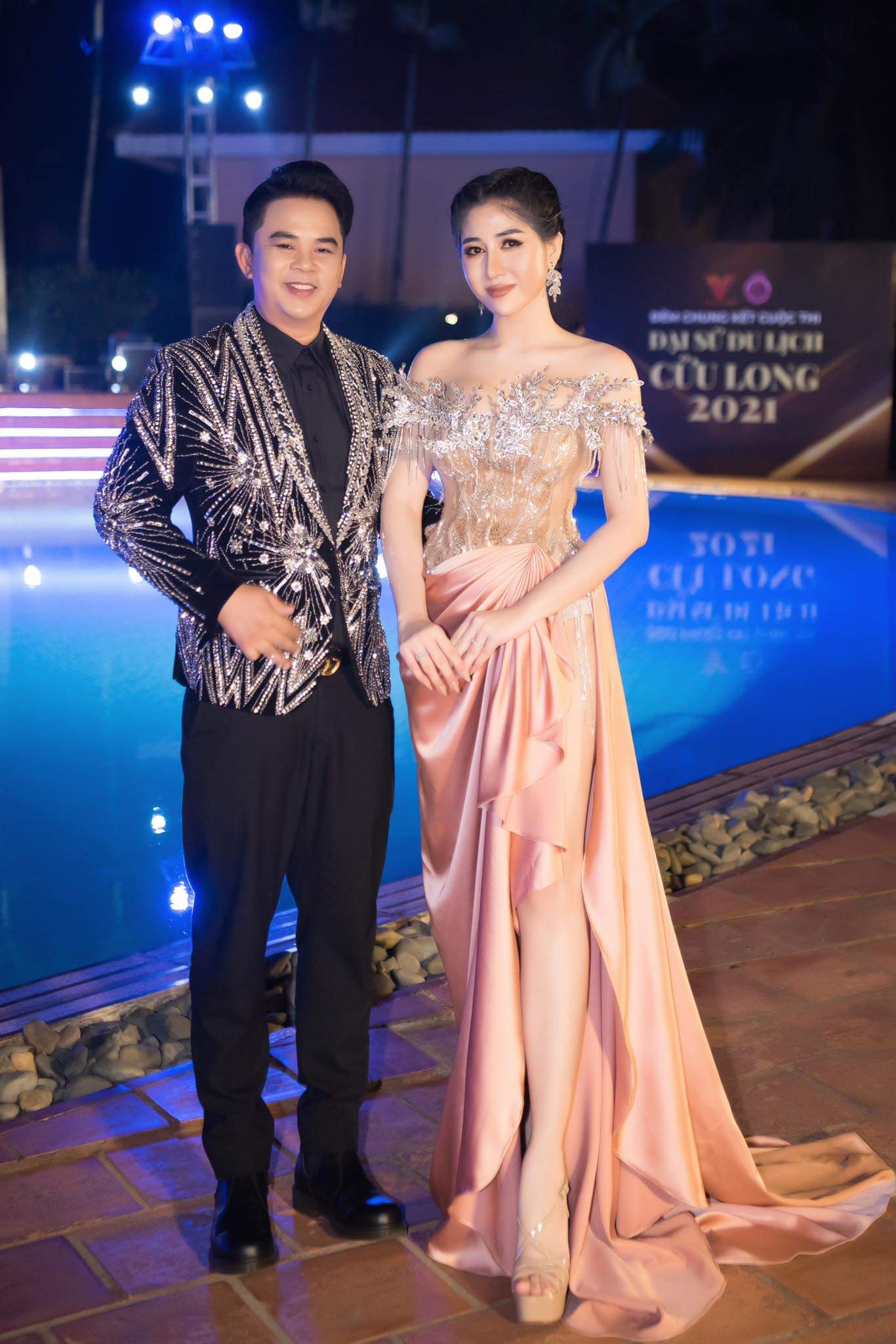 Ca sỹ Quốc Kháng chụp cùng hoa hậu Nhân ái Huỳnh Trang